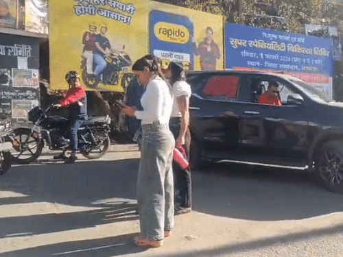 हरियाणवी बॉक्सर ने व्यक्ति को थप्पड़ मारा,VIDEO:टैक्सी यूनियन का आरोप- उत्तराखंड में सड़क पर शराब की बोतलें फेंकी; स्वीटी बूरा बोलीं- हमसे छेड़छाड़ की