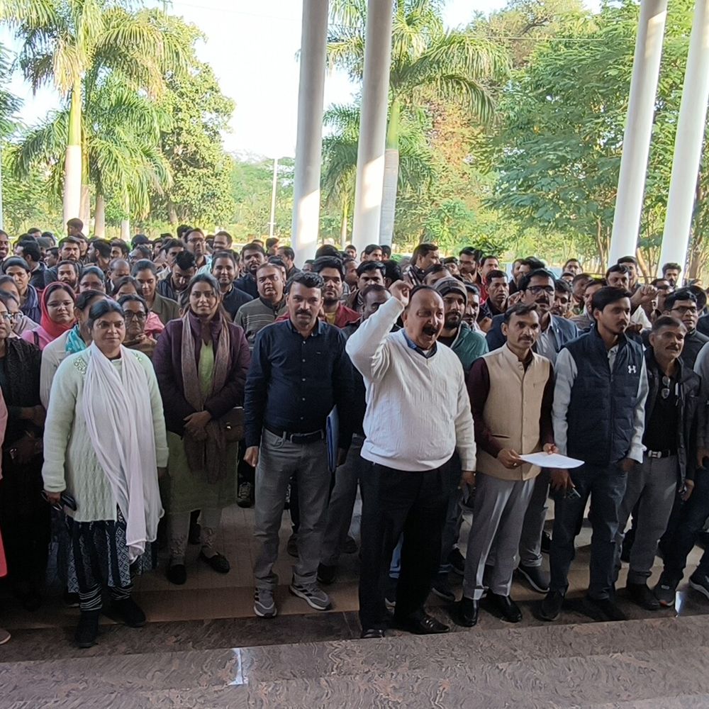 पटवारियों पर वसूली का दबाव, कलेक्ट्रेट में प्रदर्शन:  2 से 5 लाख का टारगेट मिलने से नाराज; बोले- किसान बदसलूकी कर रहे – Guna News