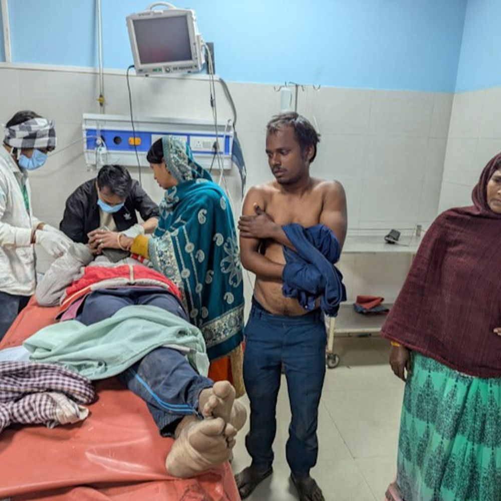 रोडरेज में दबंगों ने की ऑटो सवार लोगों की पिटाई:टेंपो को पीछे नहीं करने पर कार सवार लोगों ने पीटा; बदमाशों ने दांत भी काटा