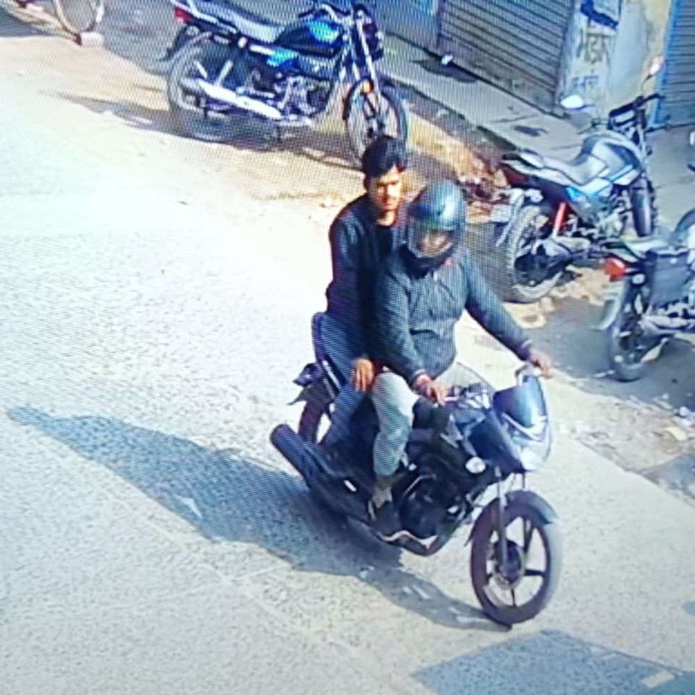 किशनगंज में दिनदहाड़े चेन स्नैचिंग:डेमार्केट ओवर ब्रिज के पास बाइक सवार बदमाशों ने की वारदात