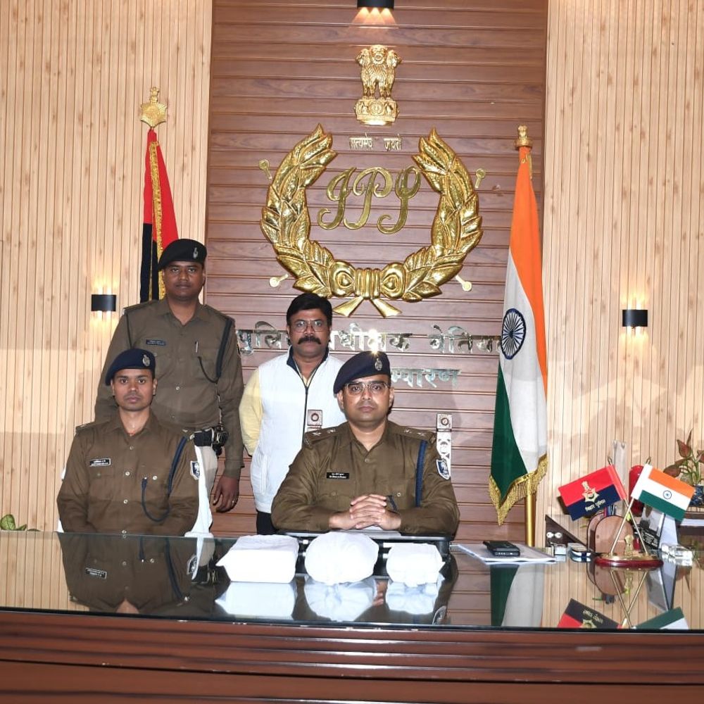 बेतिया में अवैध लॉटरी कारोबार का भंडाफोड़:दवा व्यवसायी समेत दो गिरफ्तार, करोड़ों के इनामी टिकट बरामद