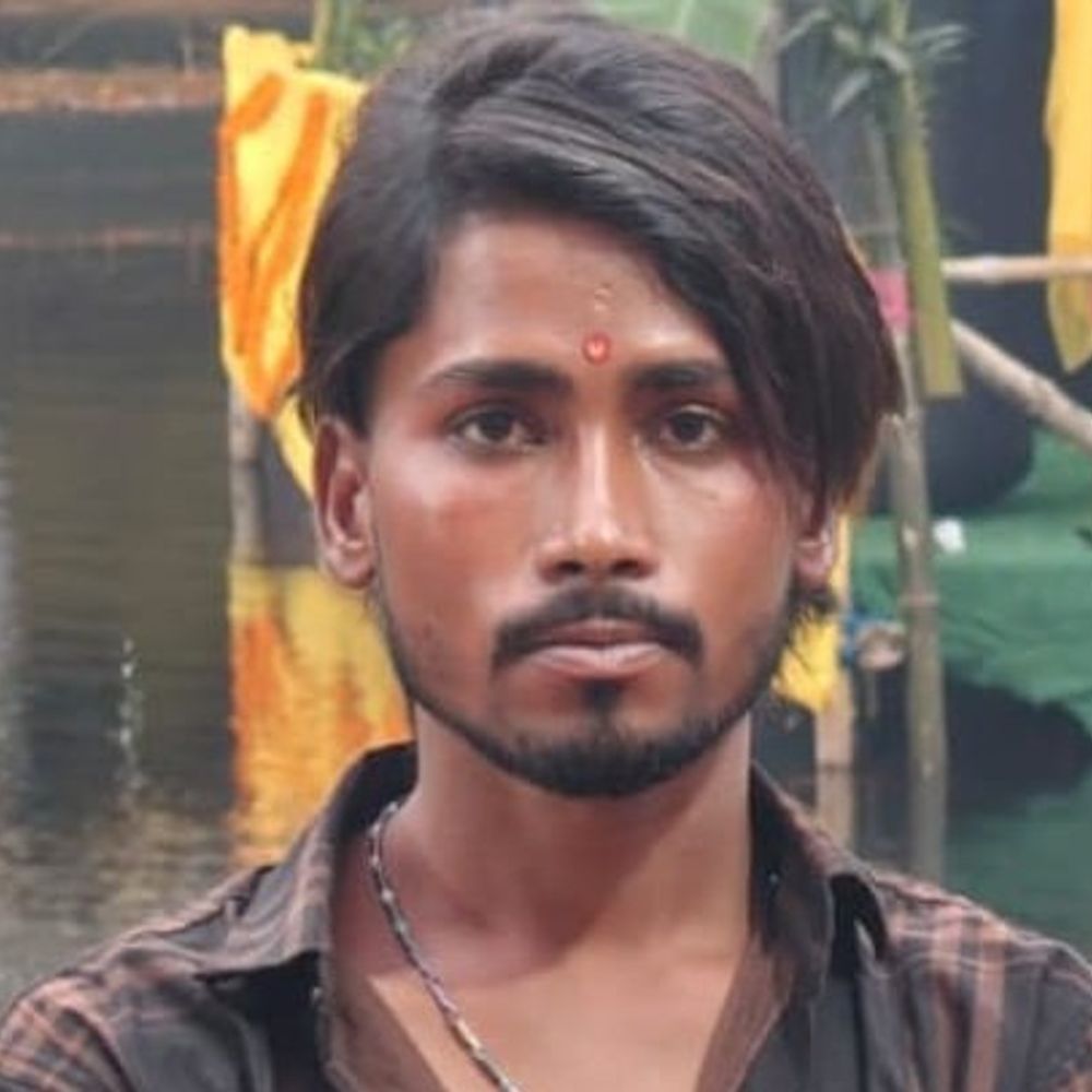 बेतिया में चाकू गोदकर युवक की हत्या:हरदिया कोठी फार्म के सरेह में मिला शव, बाइक से घूमने निकला था