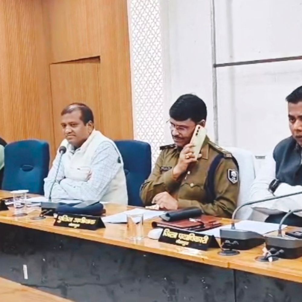 शेखपुरा में इंटर की परीक्षा को लेकर सख्ती:DM–SP की संयुक्त बैठक, 2 से 13 फरवरी तक परीक्षा, जूता-मोजा और मोबाइल पूरी तरह बैन