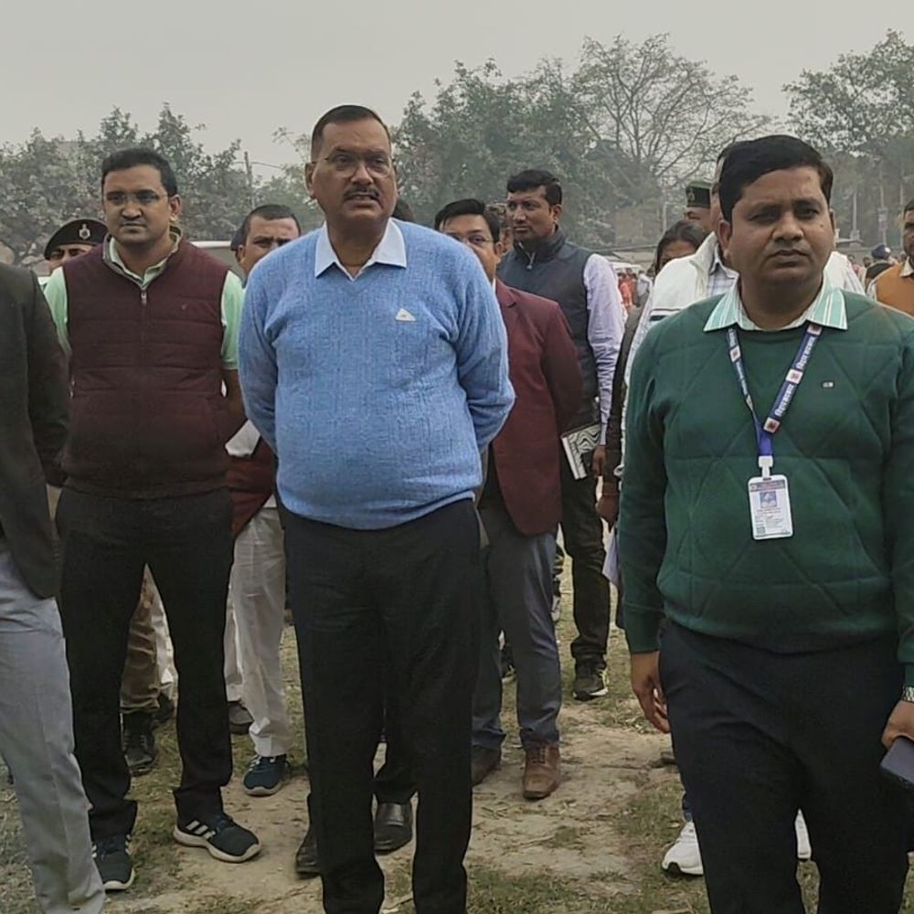 गोपालगंज के कुचायकोट में 'प्रशासन जनता के द्वार' कार्यक्रम:जिलाधिकारी ने स्टालों का इंस्पेक्शन कर समस्याओं का समाधान कराया