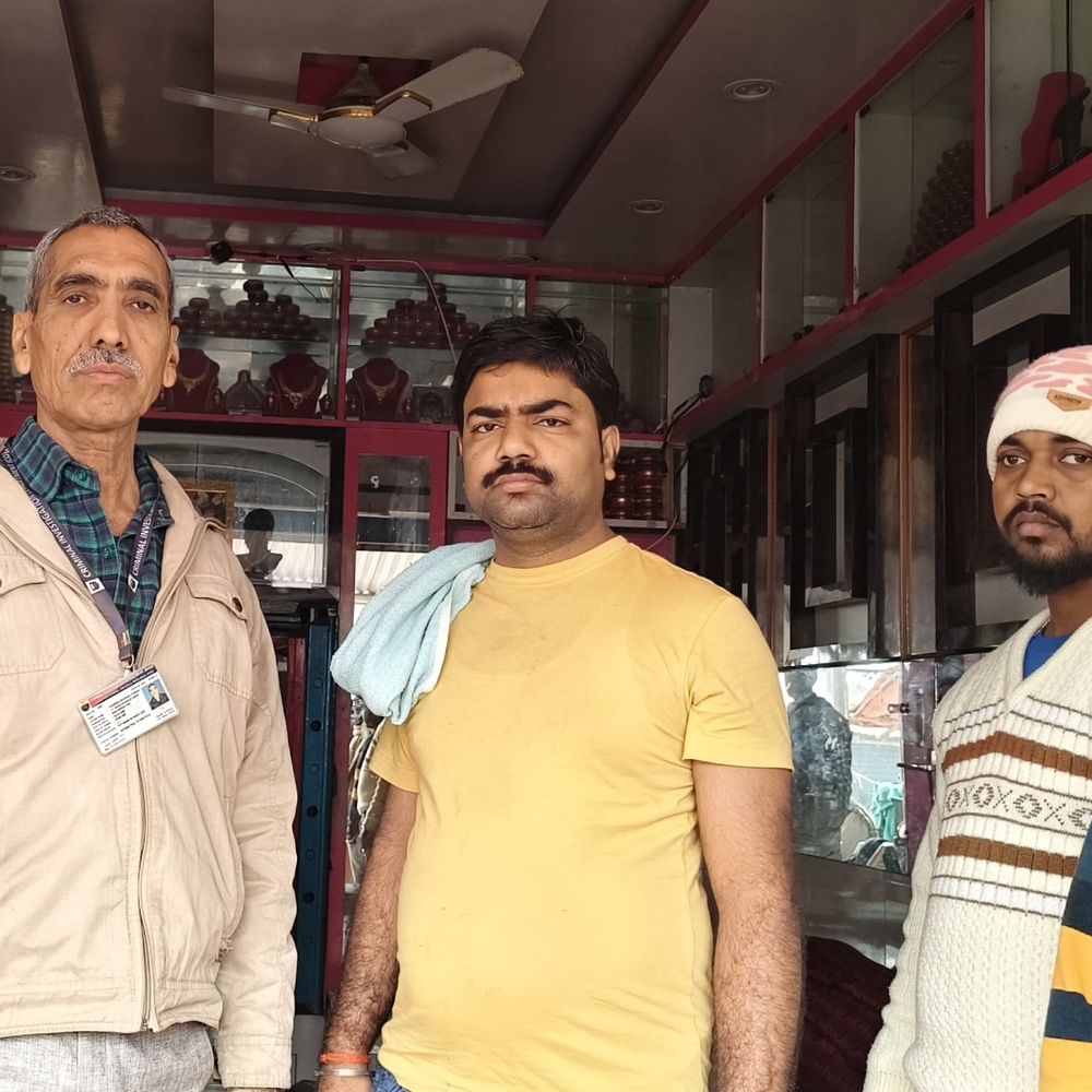 ज्वेलरी दुकानों में चोरी को लेकर CID जांच करने पहुंची:सुपौल में FSL और डॉग स्क्वायड ने भी खंगाले सबूत