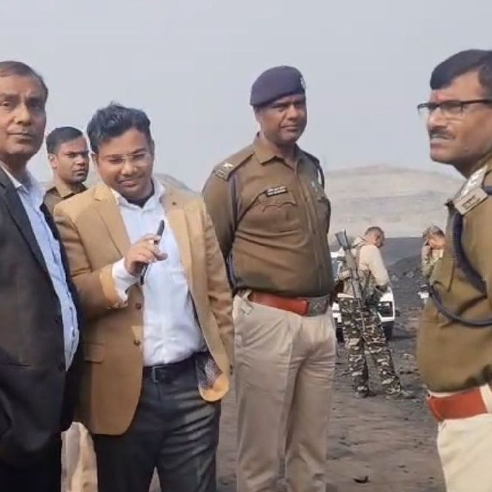 धनबाद में हाइवा की टक्कर से युवक की मौत:  चापापुर मार्ग पर हुआ हादसा, परिजनों ने मुआवजा और नौकरी की मांग पर किया प्रदर्शन – Dhanbad News