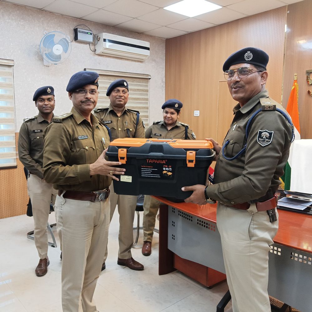शेखपुरा पुलिस हुई हाईटेक, घटनास्थल जांच किट वितरित:अब ई-साक्ष्य से होगा आपराधिक मामलों का अनुसंधान, एसपी ने 19 SHO को बांटे उपकरण
