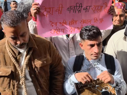 हिमाचल में UGC के नए नियमों का विरोध:  गले में फंदा व हाथों में हथकड़ी लगाकर नारेबाजी, राष्ट्रीय देवभूमि पार्टी ने BJP ऑफिस घेरा – Shimla News