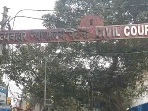 पटना सिविल कोर्ट में पिस्टल लेकर घुस रहा युवक पकड़ाया:दूसरा फरार; परिसर की सुरक्षा बढ़ाई; वकील बोले- यह सुरक्षा में बड़ी चूक