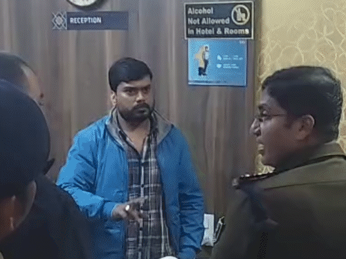 ब्रिटेन से 1 फरवरी तक आएगा ब्रिटिश नागरिक का परिवार:पटना- होटल में मिली थी रिटायर्ड अधिकारी की लाश, ड्राइवर-कर्मियों से पूछताछ; रांची से बहन पहुंचीं