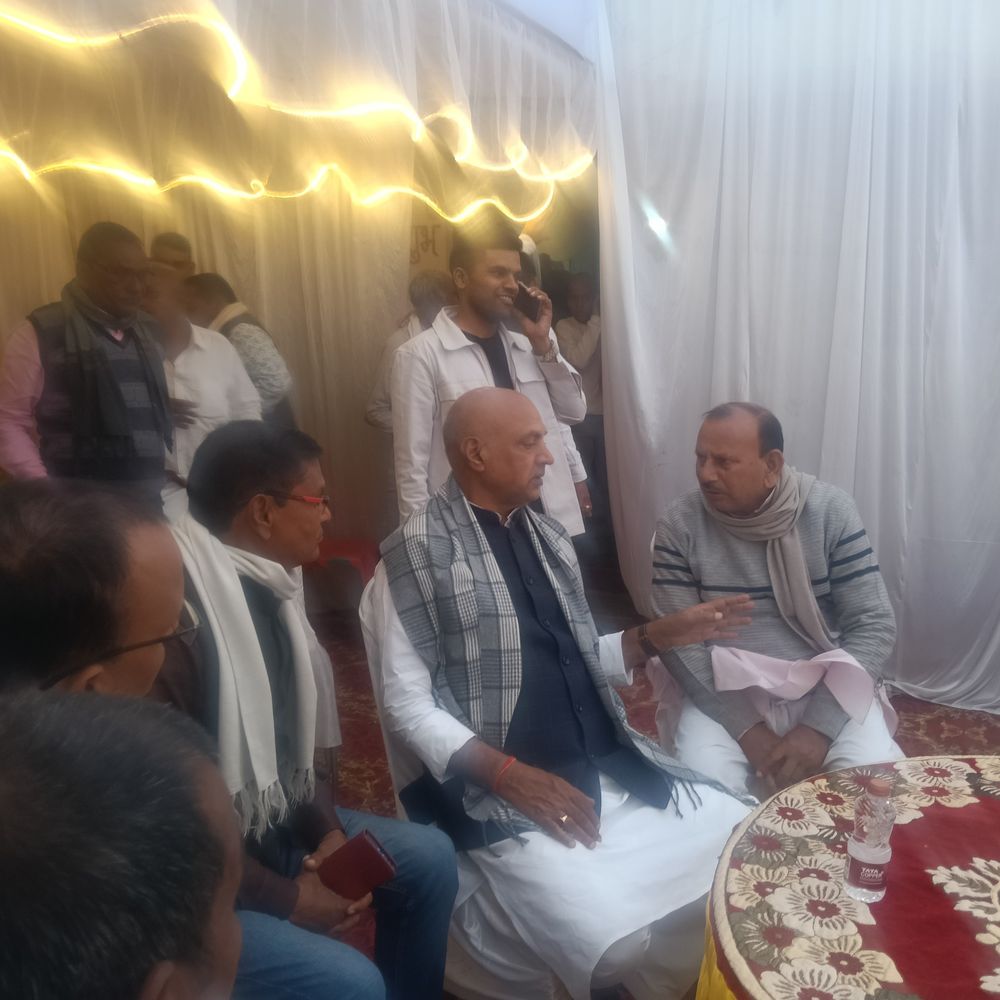 HAM के प्रदेशाध्यक्ष अनिल कुमार डिहुरा गांव पहुंचे:पूर्व लिपिक की पत्नी के निधन पर शोक व्यक्त किया