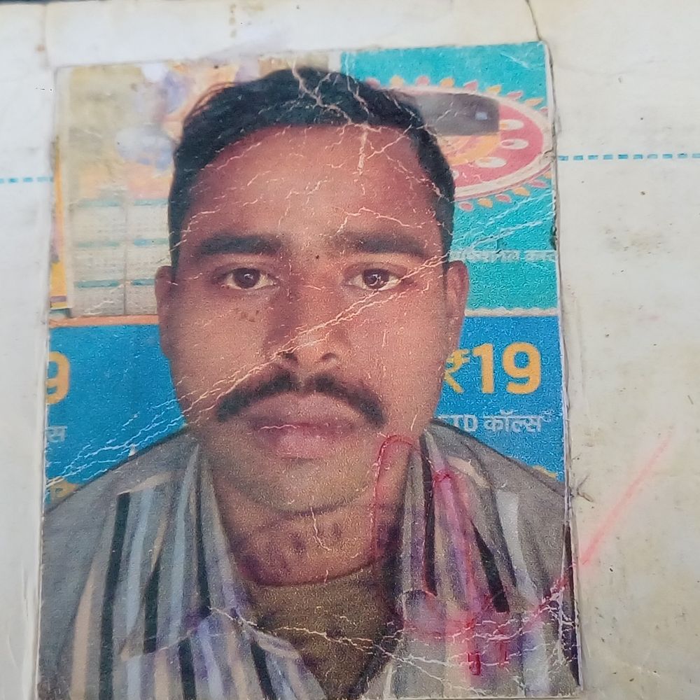 मुंगेर में ई-रिक्शा चालक का मिला शव:परिजन ने हत्या का लगाया आरोप, डीलर के बेटे के साथ गया था शख्स