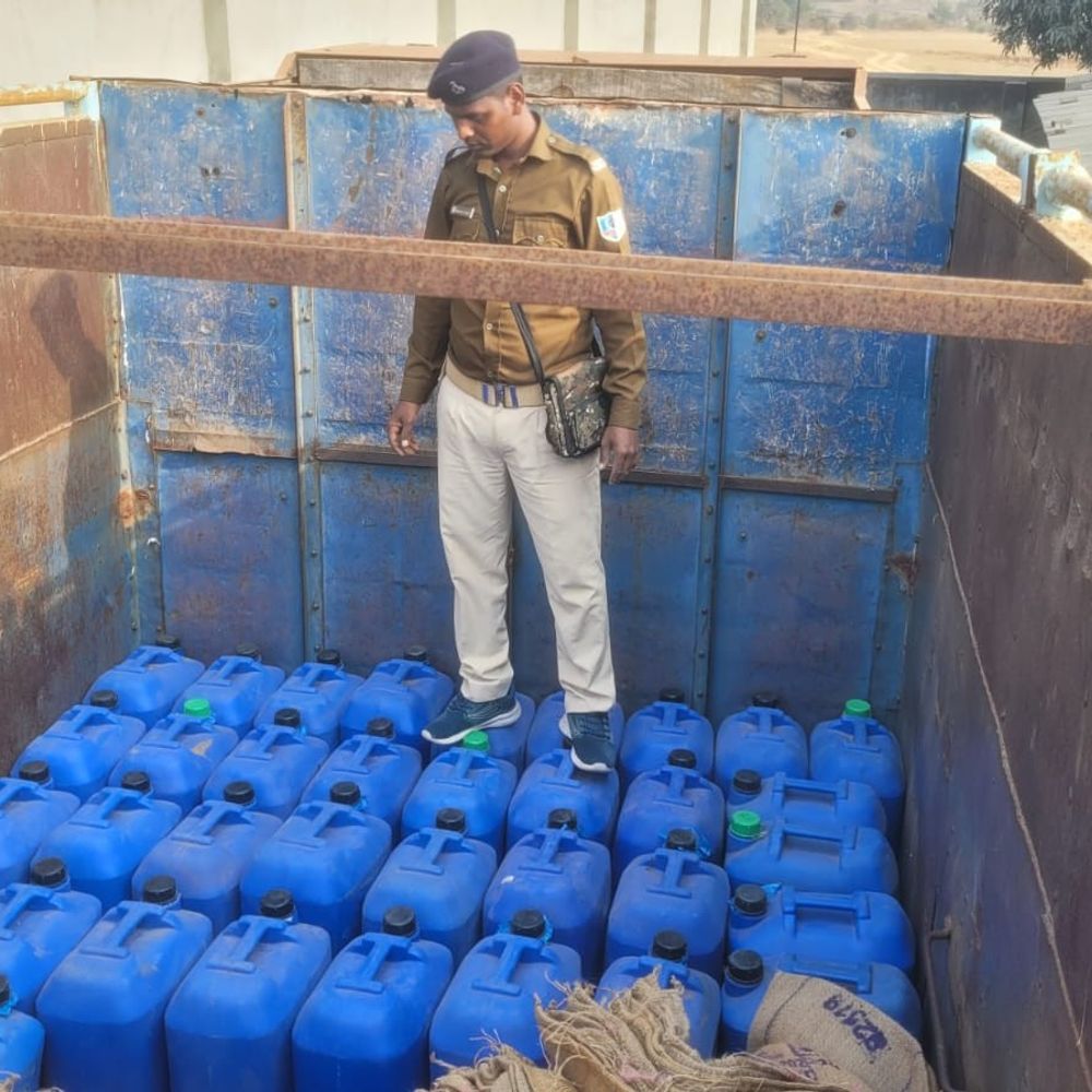 जामताड़ा में तीन लाख रुपए की अवैध शराब जब्त:  35 जार में 1050 लीटर स्पिरिट बरामद, अंतरराज्यीय माफिया मनोज मंडल फरार – Jamtara News