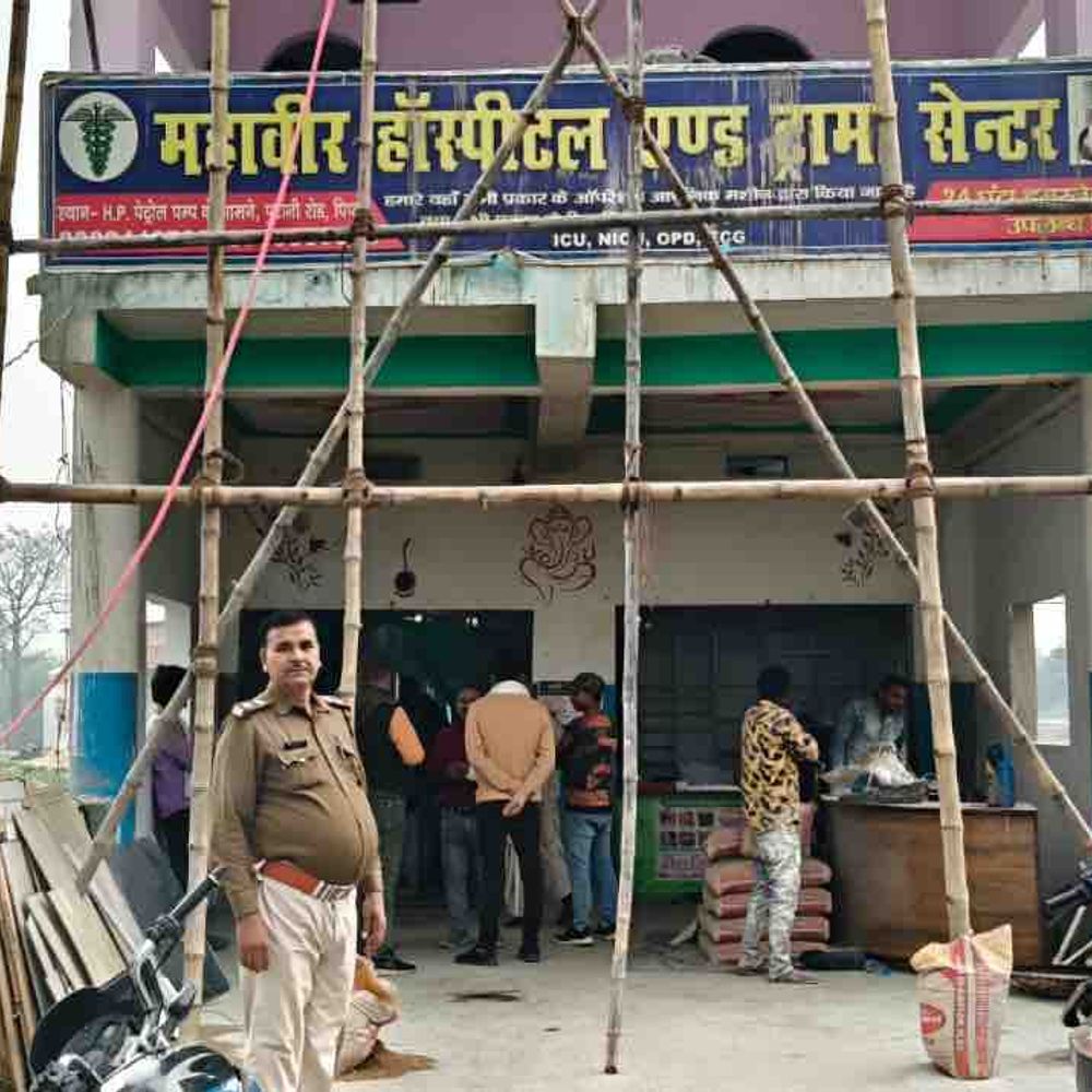 मोतिहारी में ड्रग इंस्पेक्टर की छापेमारी:महावीर हॉस्पिटल से लाखों की अवैध दवाएं जब्त, फंगस लगे सैंपल मिले