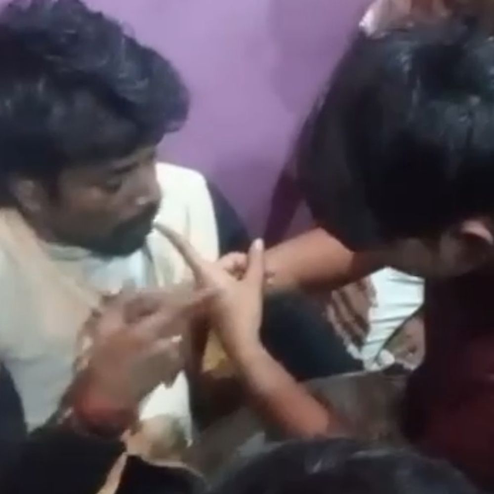 कटिहार के फुलडोभी में अपहरण की कोशिश नाकाम:ग्रामीणों ने एक युवक को पकड़ा, पीड़ित बोला-स्मैक बेचने का बनाया जा रहा था दबाव