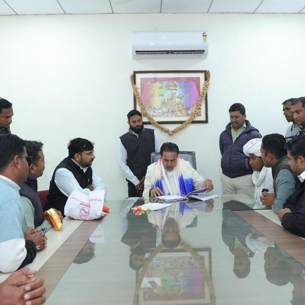 कानून मंत्री से मिले संविदाकर्मी:  परमानेंट करने की मांग उठाई, बोले-16 साल से कम सैलेरी पर काम कर रहे – Banswara News