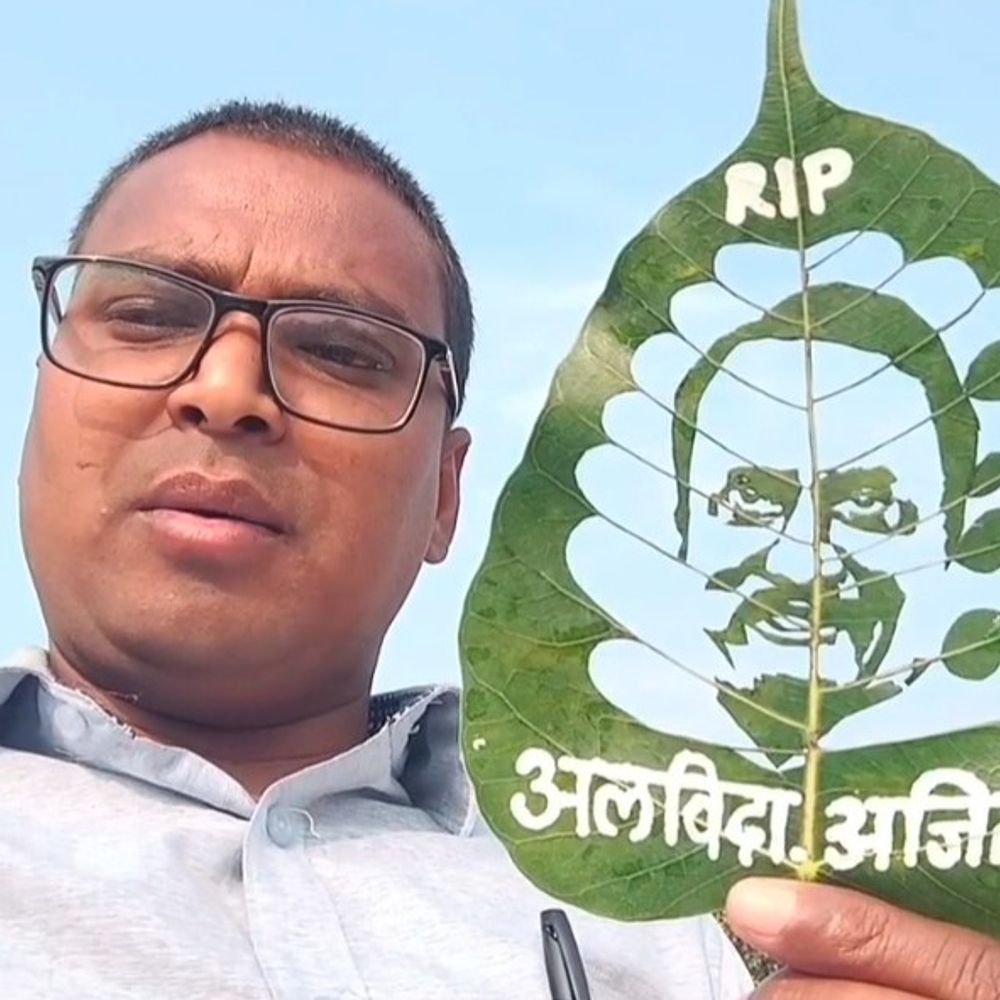 पत्ते पर बनाई महाराष्ट्र के डिप्टी सीएम की तस्वीर:भागलपुर में लीफ आर्टिस्ट मधुरेंद्र ने लिखा- 'अलविदा अजित दादा', प्लेन हादसे में गई थी जान