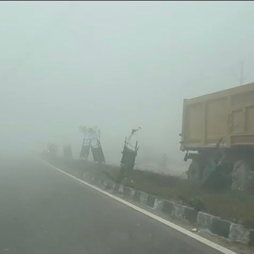 गोंडा में घना कोहरा, तेज बर्फीली हवाएं:तापमान 11 डिग्री पहुंचा, बारिश के बाद ठंड बढ़ी, 3 दिन का अलर्ट