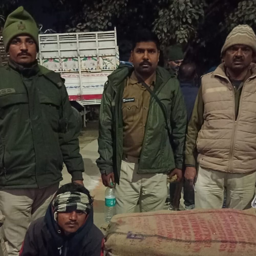 अररिया में उत्पाद विभाग ने ड्रोन से की छापेमारी:अवैध शराब बेचने-पीने के आरोप में 17 लोग गिरफ्तार, नेपाली शराब बरामद