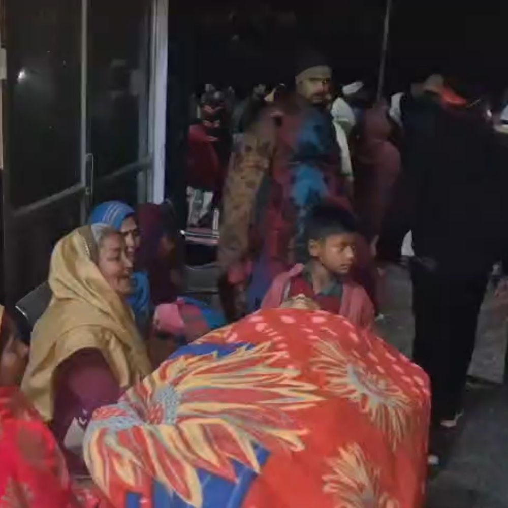 हरदोई में निजी अस्पताल पर लापरवाही का आरोप:प्रसूता की मौत, परिजनों ने गलत टांके भरने की शिकायत की, जमकर तोड़फोड़