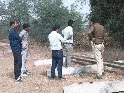 ब्रिज के बाद रेल लाइन काटकर ले गए चोर:कुसमुंडा-जटगा के बीच काटी पटरी; प्लेट और हैवी मशीनरी समेत 2 करोड़ का लोहा चोरी