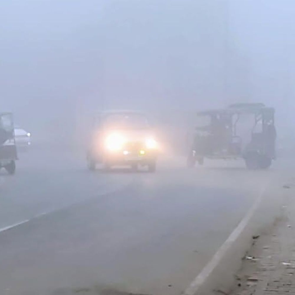 हाथरस में सुबह हल्का कोहरा छाया:सर्दी बढ़ी, यातायात पर भी असर