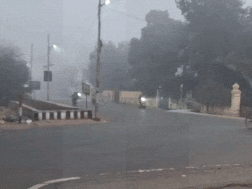 आगरा में हल्का कोहरा, ओस की बूंदों ने बढ़ाई गलन:सुबह का तापमान 10 डिग्री, आज दिनभर छाये रह सकते हैं बादल, 1 और 2 फरवरी को फिर से बारिश की संभावना