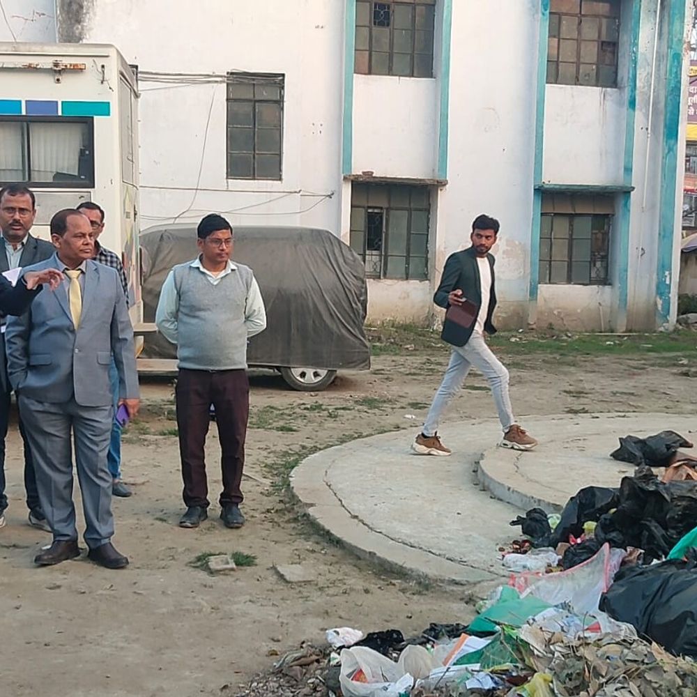 मुजफ्फरपुर सदर अस्पताल के 'मॉडल' दावों की पोल खुली:नगर आयुक्त के औचक निरीक्षण से हड़कंप, लापरवाह कर्मियों से मांगा स्पष्टीकरण