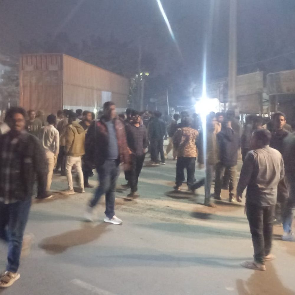 सहरसा में डॉक्टर की बाइक कंटेनर से टकराई:घायल डॉ. शाहिद इकबाल अस्पताल में भर्ती, लोगों ने की तोड़फोड़