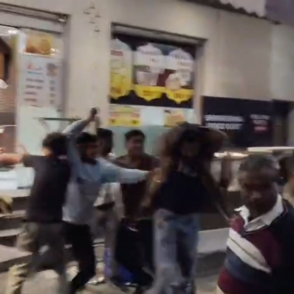 फिरोजाबाद में रेस्टोरेंट स्टाफ ने ग्राहकों पर किया हमला, VIDEO:मामूली विवाद के बाद खौलता सांभर उड़ेला, लाठी-डंडों से पिटाई