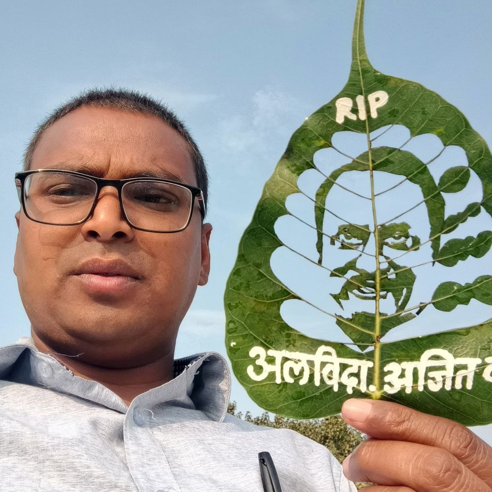 लीफ आर्टिस्ट ने अजित पवार को दी अनोखी श्रद्धांजलि:  मुंगेर के मधुरेंद्र कुमार ने पीपल के पत्ते पर उकेरी तस्वीर – Munger News