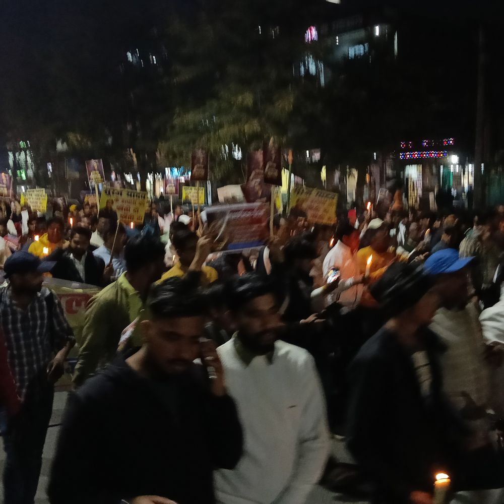 पूर्णिया में कारोबारी सूरज बिहारी हत्याकांड को लेकर आक्रोश मार्च:लोगों ने कैंडल मार्च निकाला, आरोपियों की गिरफ्तारी और फांसी की सजा की मांग की