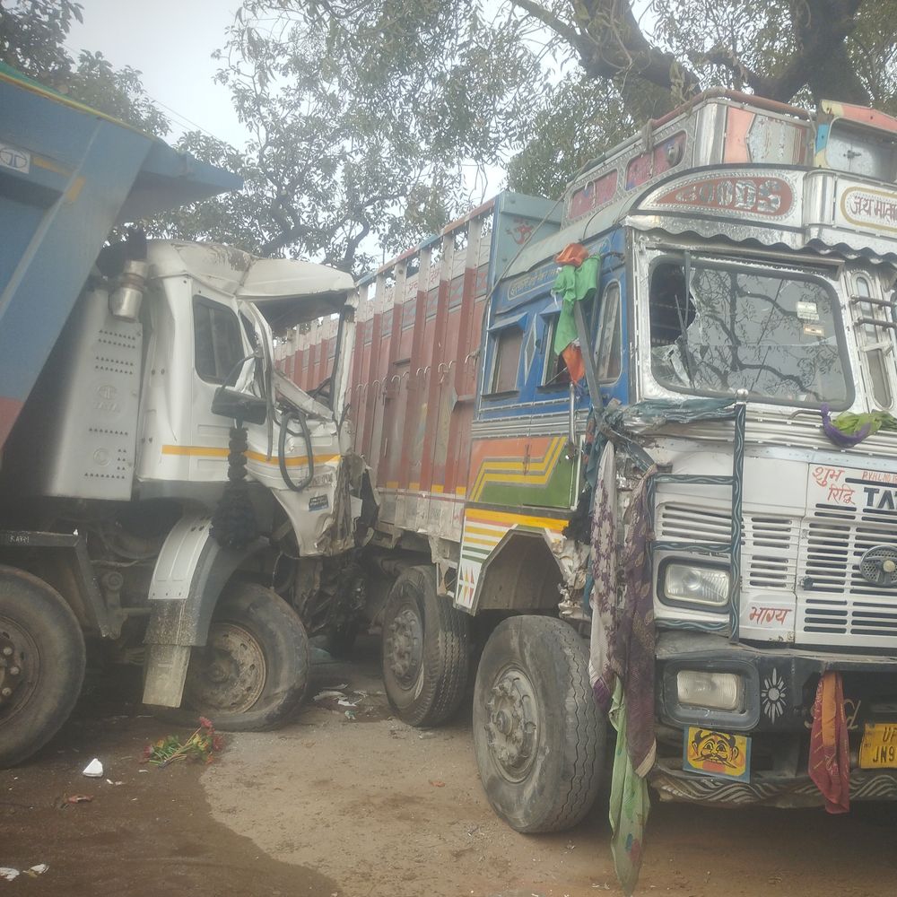 मिर्जापुर में दो ट्रकों की भिड़ंत:केबीन में फंसे चालक को कटर काटकर निकाला, सड़क पर लगा 2 घंटे तक जाम
