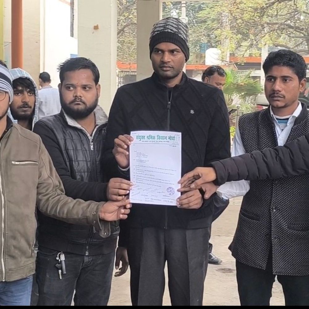 मैनपुरी DM कार्यालय पर संयुक्त श्रमिक किसान मोर्चा का प्रदर्शन:  6 सूत्री मांगों को लेकर प्रधानमंत्री के नाम सौंपा ज्ञापन – Mainpuri News