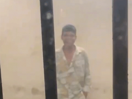 रायपुर सेंट्रल जेल में कैदी की गर्लफ्रेंड ने बनाया VIDEO:मीटिंग रूम में मोबाइल लेकर गई; बोली- मेरी जान का बर्थडे है, मिलने आई हूं