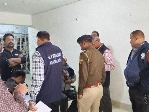 यूपी के लिपिक के भागलपुर-बांका ठिकाने पर रेड:UP विजिलेंस की टीम फ्लैट में दस्तावेज खंगाल रही; आय से 300% अधिक संपत्ति का मामला