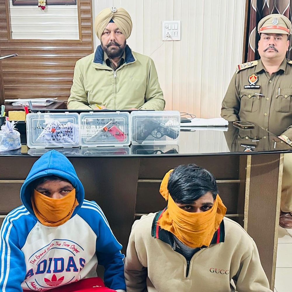 तरनतारन में हथियार के साथ दो नशा तस्कर गिरफ्तार:  3 पिस्तौल, मैगजीन और हेरोइन बरामद, सराय अमानत खान पुलिस की कार्रवाई – tarn-taran News
