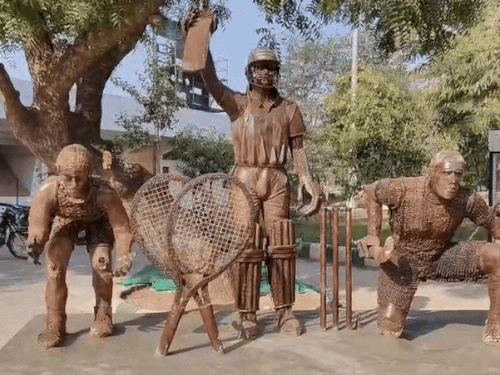 स्टेडियम में कबाड़ से बनाए बड़े खिलाड़ियों के पुतले:  क्रिकेट, हॉकी, टेनिस व जेवलिन थ्रो वाले खिलाड़ियों के पुतलों का आकर्षण – Alwar News