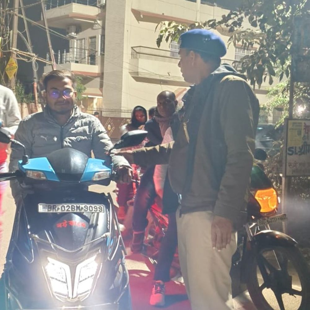 गयाजी में सड़क सुरक्षा को लेकर पुलिस का अभियान:नियम तोड़ने वालों पर लगा जुर्माना, बाइक ड्राइवर को रोका, कहा- हेलमेट पहनें