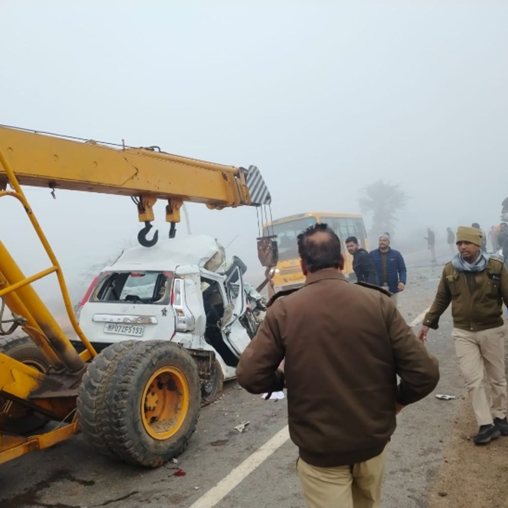 ट्रक की टक्कर से कार के परखच्चे उड़े…चार की मौत:  सभी एक ही परिवार के; ग्वालियर में घने कोहरे के कारण हादसा – Gwalior News