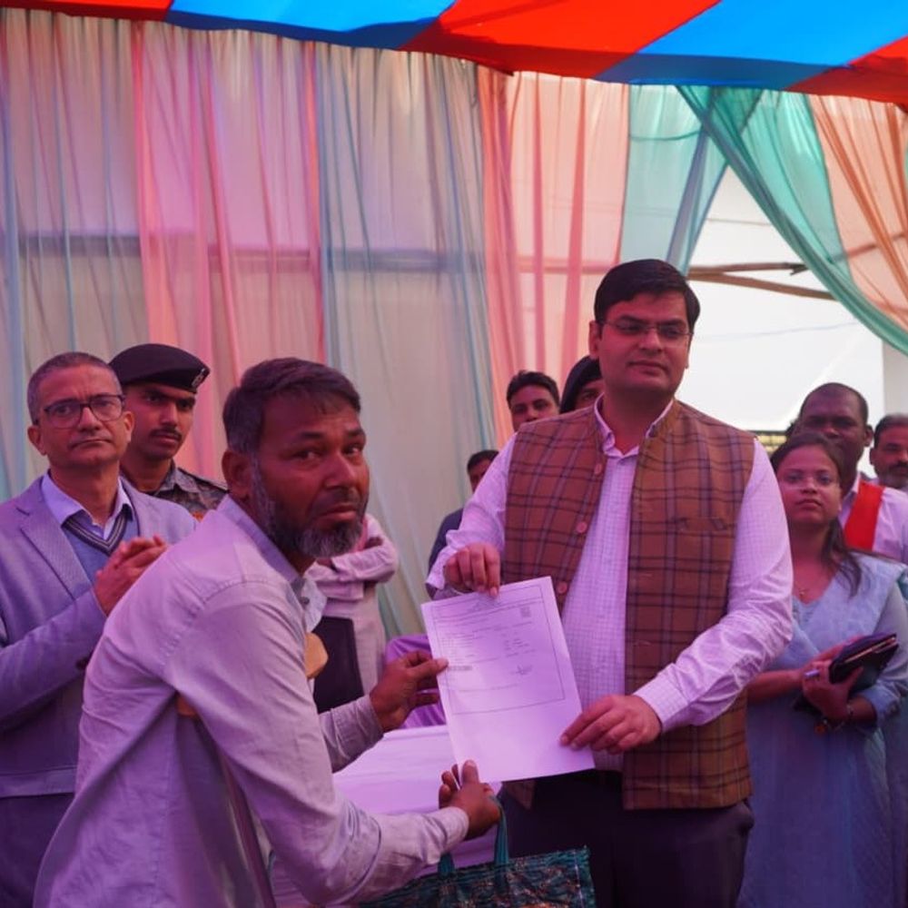 अररिया में 'प्रशासन आपके द्वार' कार्यक्रम आयोजित:DM ने सुनीं ग्रामीणों की समस्याएं, मौके पर लाभार्थियों को बांटे योजनाओं का लाभ