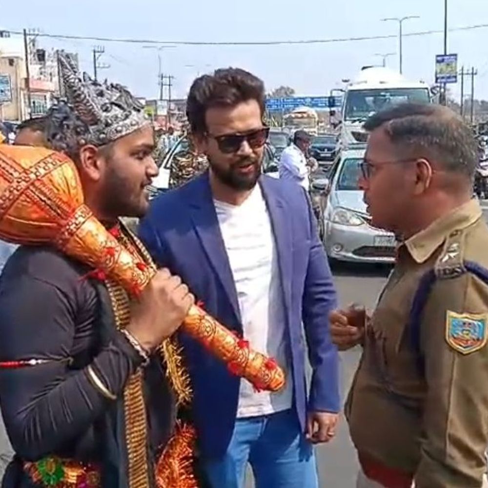 धनबाद की सड़कों पर उतरी पुलिस:  ‘टीम शक्ति’ के कलाकारों ने नुक्कड़ नाटक प्रस्तुत किया, जान बचाने का दिया संदेश – Dhanbad News