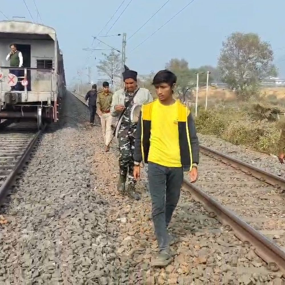 धनबाद में रेलवे ट्रैक पर मिला युवक का शव:  तोपचाची में रेलवे लाइन पर अज्ञात युवक की मिली लाश, ट्रैक पार करने के दौरान हादसे की आशंका – Dhanbad News