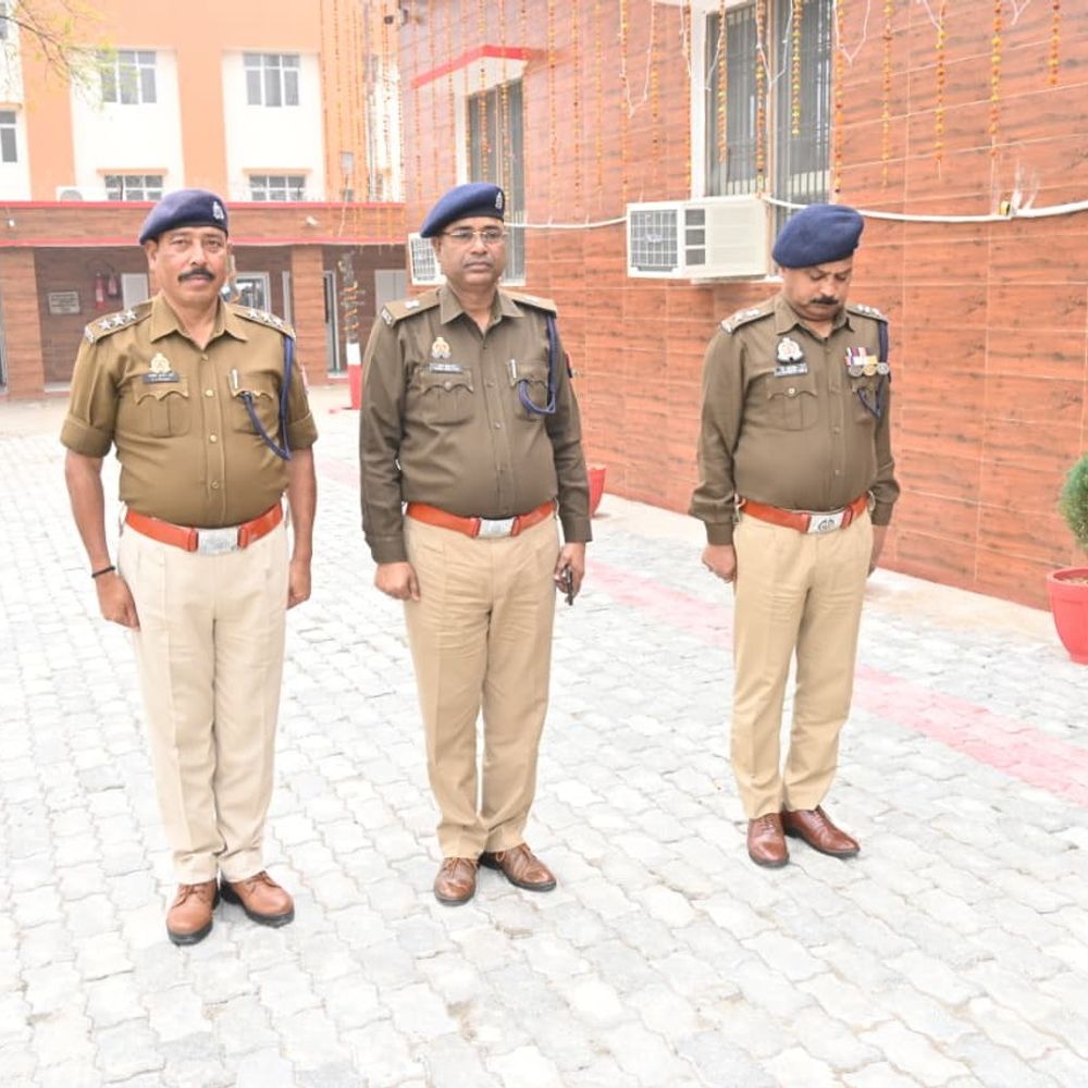 पुलिस कार्यालय उरई में शहीद दिवस पर श्रद्धांजलि:  एसपी डॉ. दुर्गेश कुमार ने दो मिनट का मौन रखकर किया नमन – Jalaun News