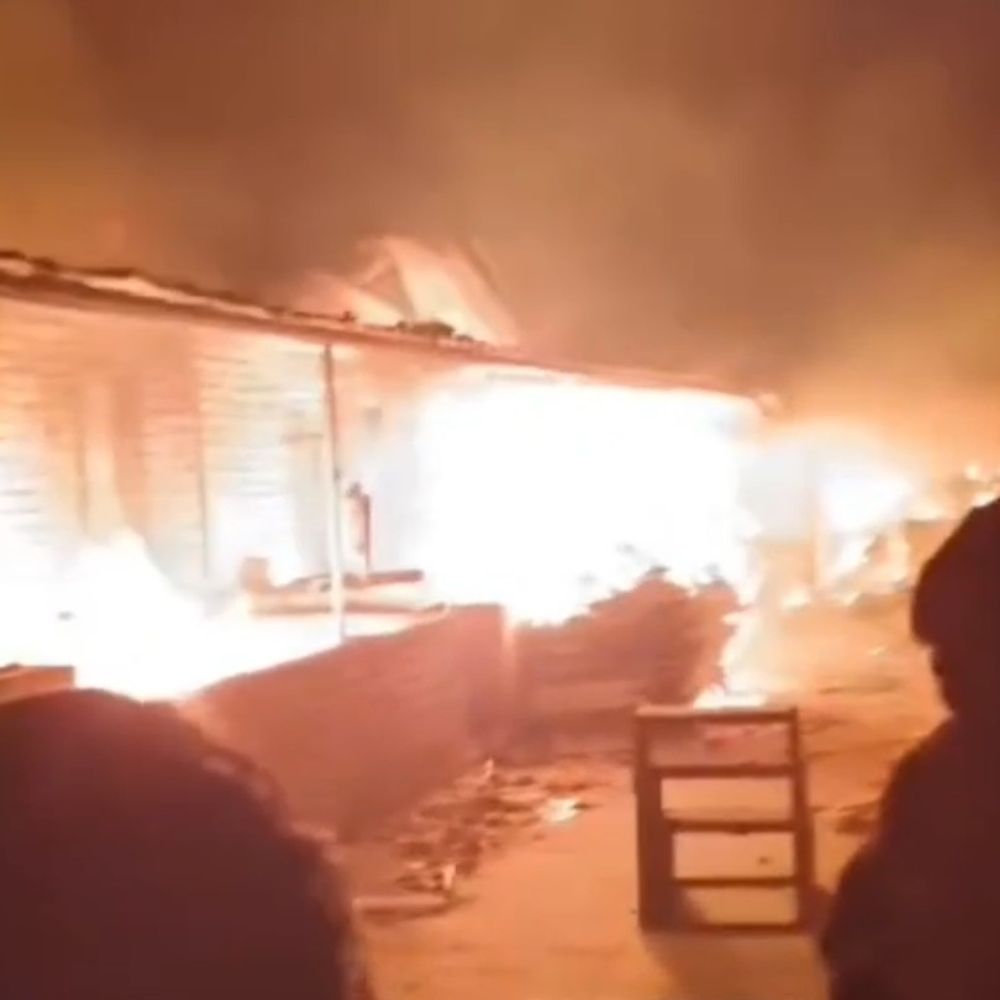 फरीदाबाद प्लाईवुड फैक्ट्री में आग, एक व्यक्ति झुलसा:  2 लापता, 3 ने भागकर बचाई जान; शॉर्ट सर्किट से हादसा, 6 घंटे बाद पाया काबू – Ballabgarh News