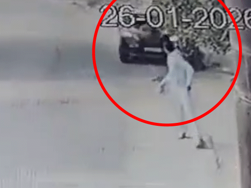 कार ने महिलाओं को टक्कर मारी, 50 फीट तक घसीटा-VIDEO:  उछलकर सड़क पर गिरी, 5 दिन से होश नहीं आया; सिर में लगी चोट – Udaipur News