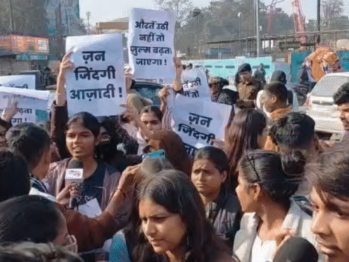 NEET छात्रा के लिए पटना यूनिवर्सिटी छात्राओं का पैदल मार्च:कारगिल चौक के बाहर प्रदर्शन जारी, प्रदर्शनकारी बोले- CBI जांच हो, सरकार सख्त एक्शन ले