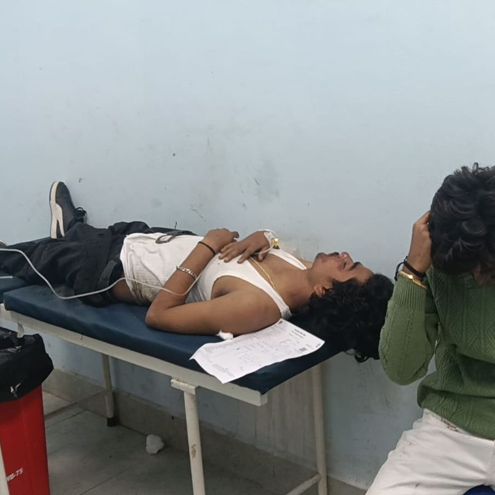 गोपालगंज में डिवाइडर से टकराई अनियंत्रित कार:5 युवक घायल: दो की हालत गंभीर, बेहतर इलाज के लिए गोरखपुर रेफर