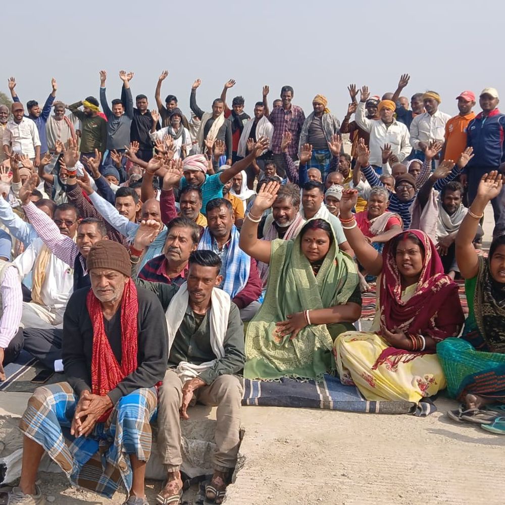 भागलपुर में एयरपोर्ट निर्माण के खिलाफ किसानों का विरोध-प्रदर्शन:अजगैविनाथ धाम में चल रहे काम को रुकवाया, बोले- उपजाऊ जमीन बंजर हो जाएगी