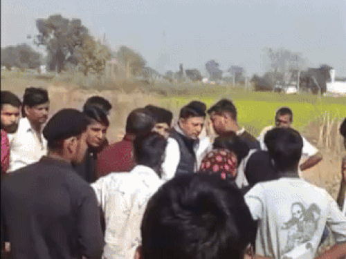 कलेक्टर को शिकायत के बाद गांव वालों को धमकी:  गांव में पहुंचे अधिकारी, अवैध ब्लास्टिंग से घरों में दरारें – Alwar News